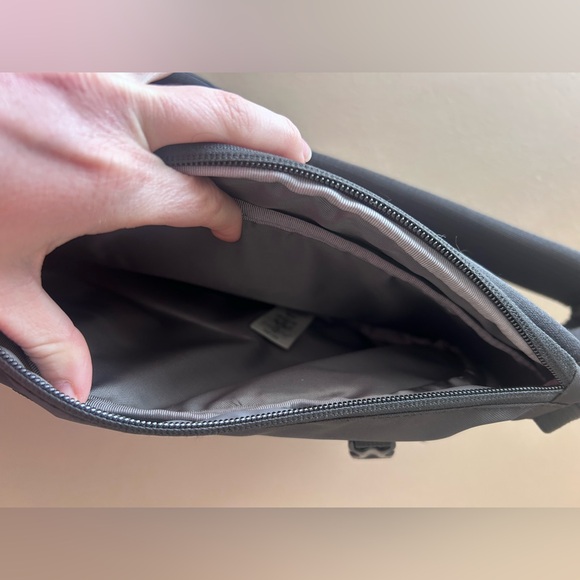 Patagonia Black Crossbody Belt Bag with Front Buckles - Picture 4 of 5